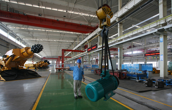 天車指揮手語(yǔ)助力企業(yè)安全生產(chǎn)