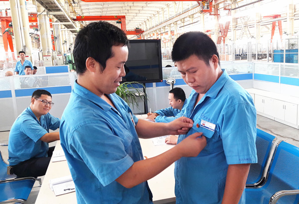 總裝配分公司團(tuán)支部開展“戴團(tuán)徽 亮身份 做表率”主題實(shí)踐活動(dòng)