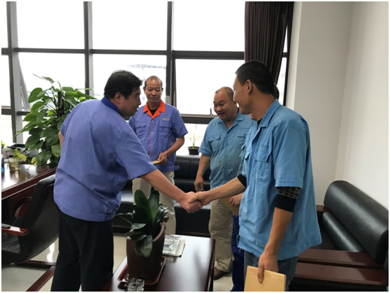 重裝集團“金秋助學”情暖西煤機困難職工